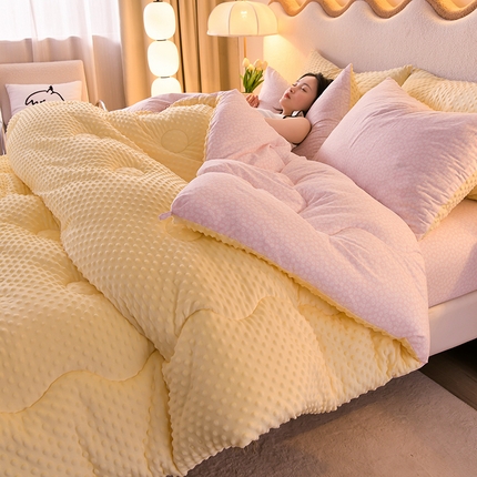 91家纺网 家纺一手货源 找家纺 圣楚家纺  2024新款豆豆绒保暖冬被 樱花点点