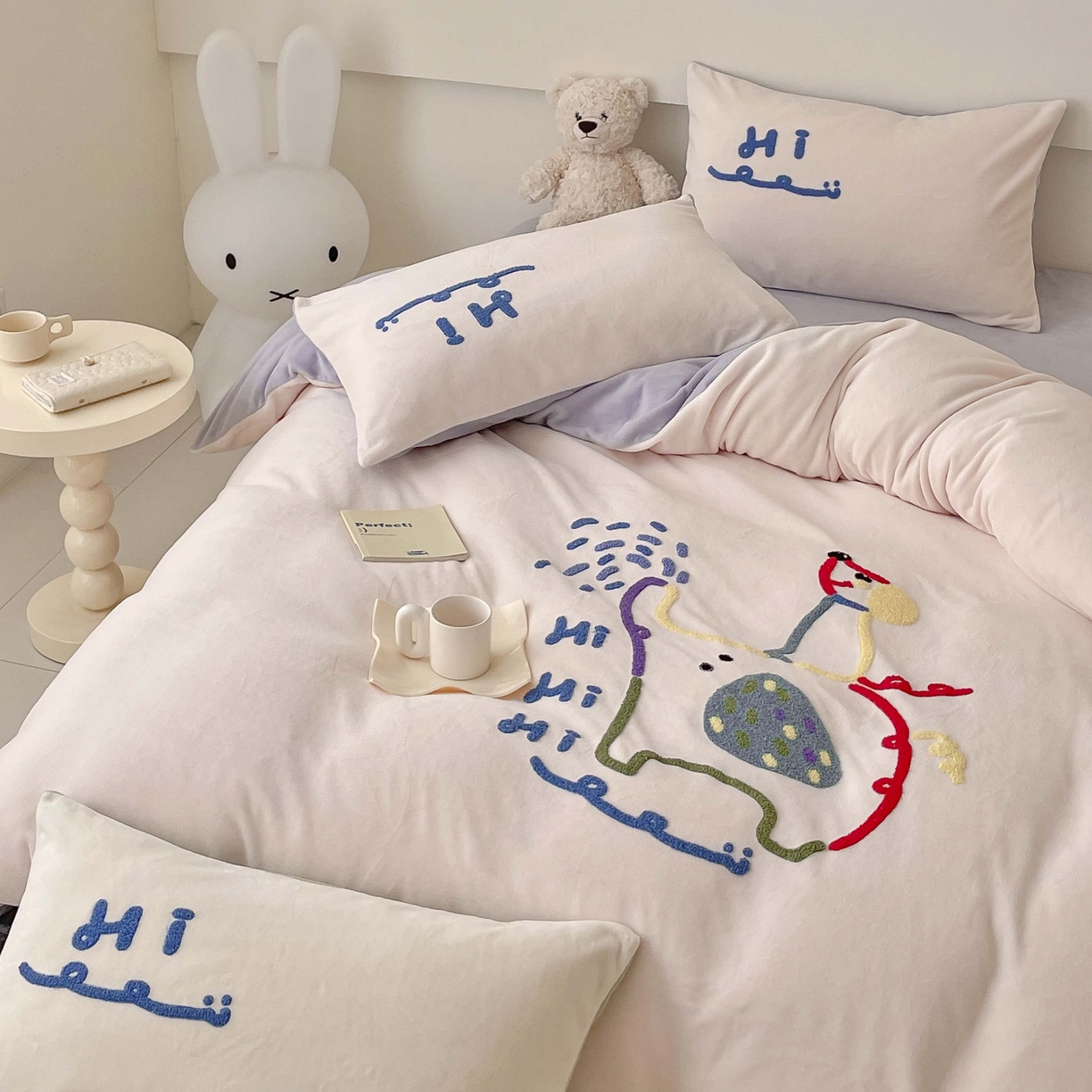 91家纺网 家纺一手货源 找家纺 玛奇朵 2023新款秋冬牛奶绒多巴胺彩色线条毛巾绣四件套 Hi 小象-粉