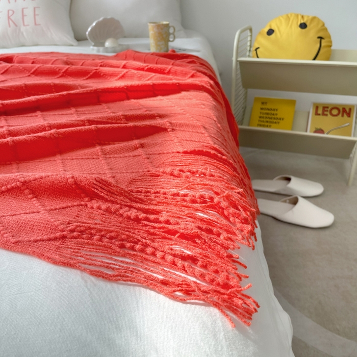 91家纺网 家纺一手货源 找家纺 朴尔家纺 2023新款菱形格条纹流苏手工针织毯 大红色