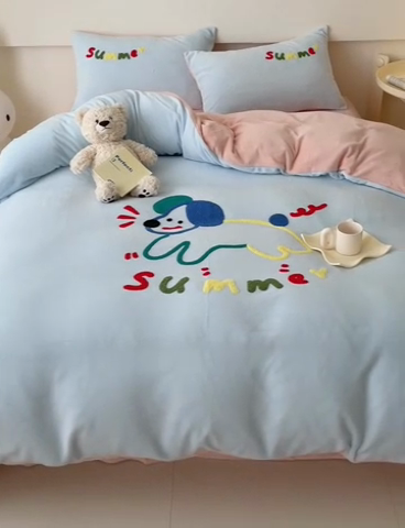 91家纺网 家纺一手货源 找家纺 玛奇朵 2023新款秋冬牛奶绒多巴胺彩色线条毛巾绣四件套 飞跃小狗-蓝