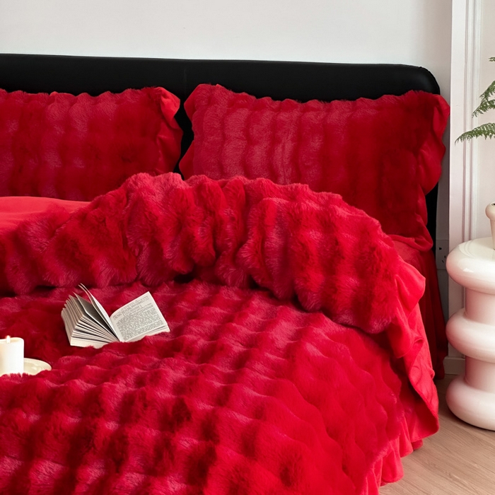 91家纺网 家纺一手货源 找家纺 淑女公社家纺 2024新款580克高克重仿皮草獭兔毛绒大泡泡四件套牛奶绒床裙款 兔兔绒 大红