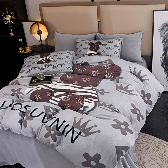 91家纺网 家纺一手货源 找家纺 爵仕家纺 2023新款暴力熊牛奶绒系列四件套 皇冠灰