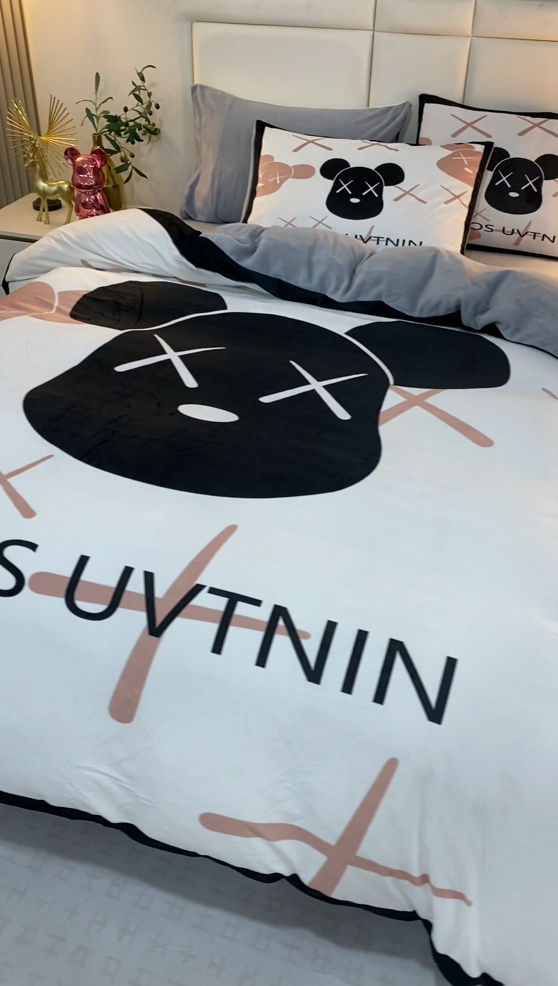 91家纺网 家纺一手货源 找家纺 爵仕家纺 2023新款暴力熊牛奶绒系列四件套 黑头熊