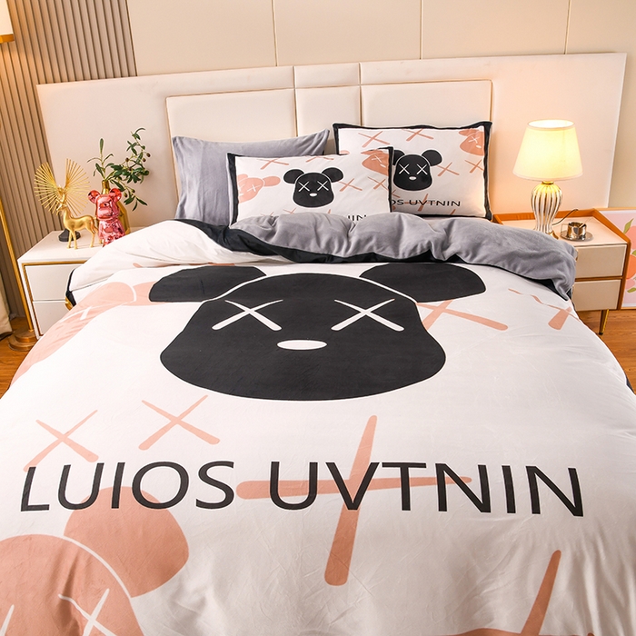 91家纺网 家纺一手货源 找家纺 爵仕家纺 2023新款暴力熊牛奶绒系列四件套 黑头熊