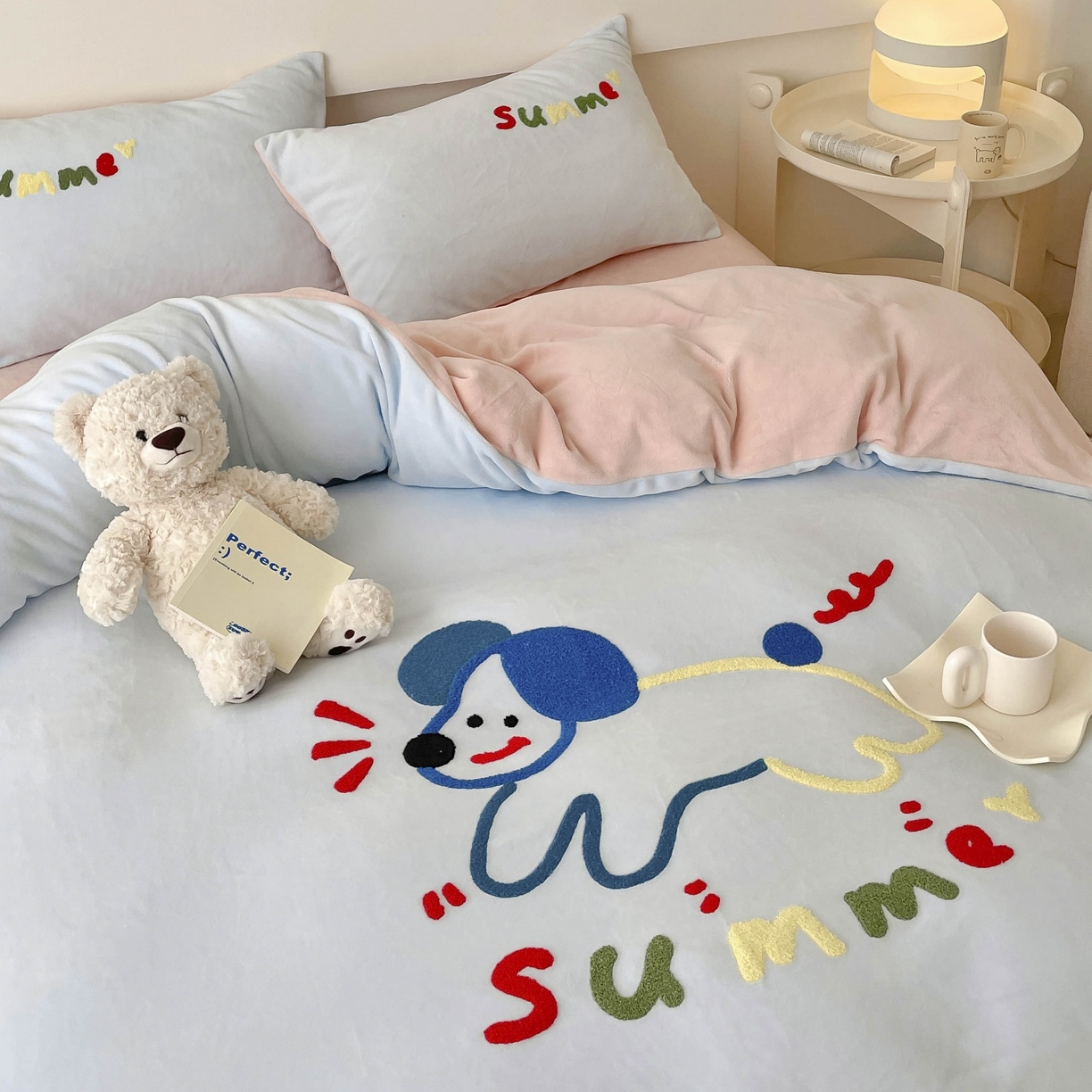 91家纺网 家纺一手货源 找家纺 玛奇朵 2023新款秋冬牛奶绒多巴胺彩色线条毛巾绣四件套 飞跃小狗-蓝