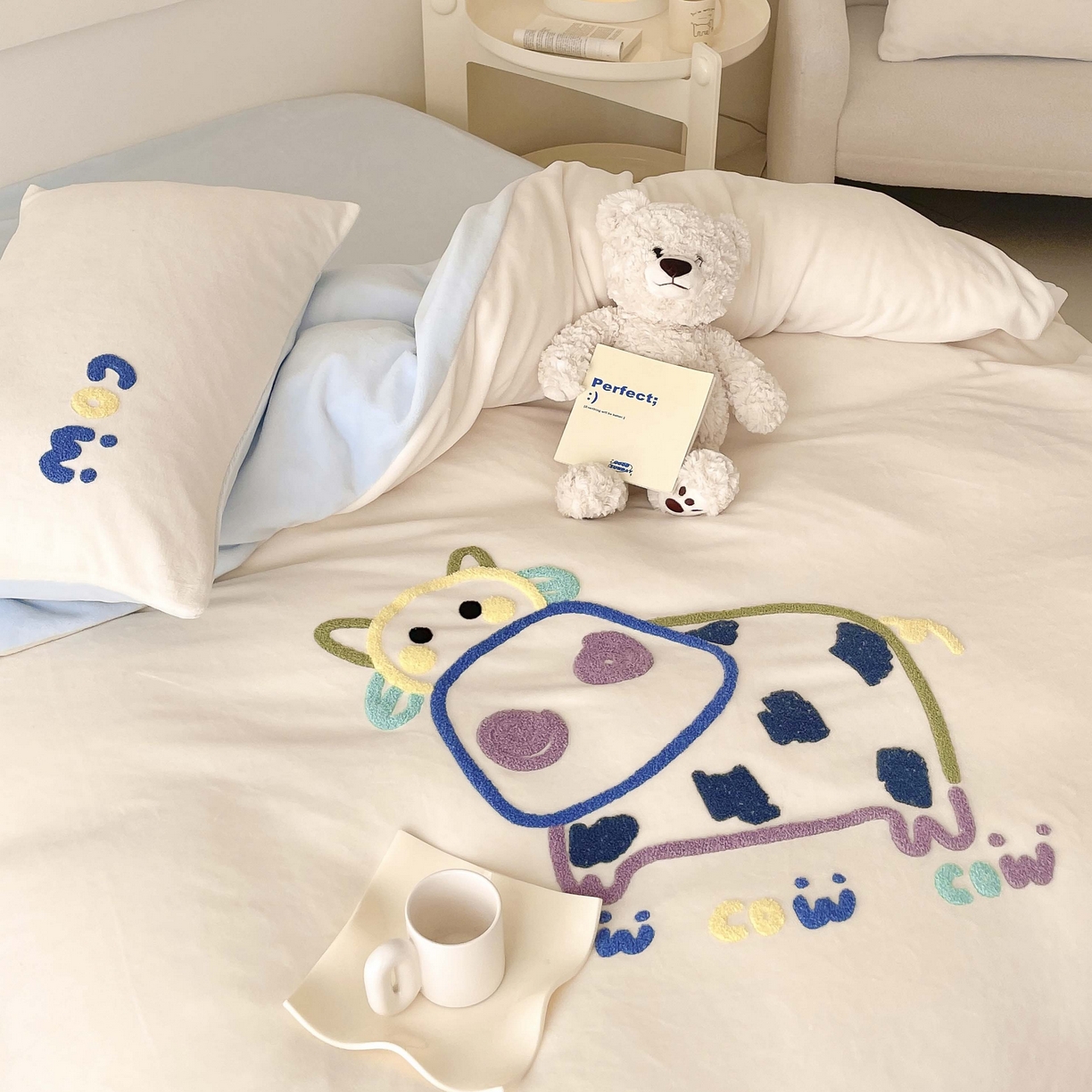 91家纺网 家纺一手货源 找家纺 玛奇朵 2023新款秋冬牛奶绒多巴胺彩色线条毛巾绣四件套 憨憨牛