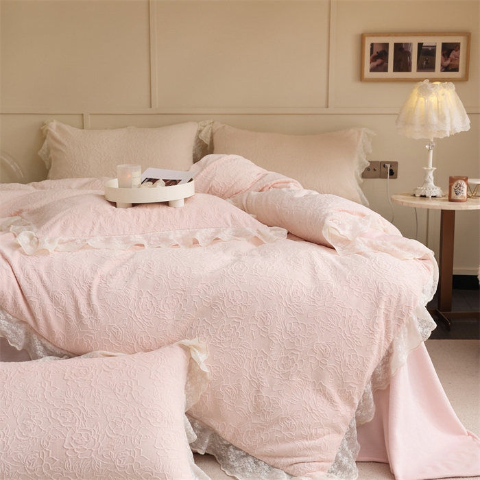 91家纺网 家纺一手货源 找家纺 柚子YOUTH 2023新款雪尼尔花边雕花绒四件套 奔赴 粉