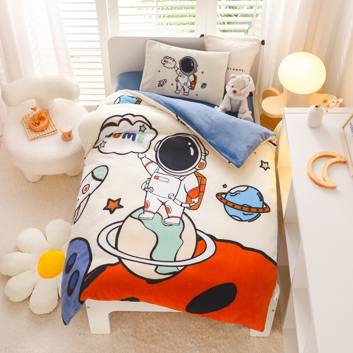 91家纺网 家纺一手货源 找家纺 鱼宝 2023新款大版牛奶绒婴童套件 快乐星球白