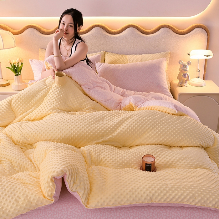 91家纺网 家纺一手货源 找家纺 圣楚家纺  2024新款豆豆绒保暖冬被 樱花点点