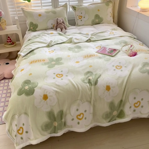 91家纺网 家纺一手货源 找家纺 川悦生活 2023新款双面240克宽边牛奶绒毯子 毛毯绿色心情绿