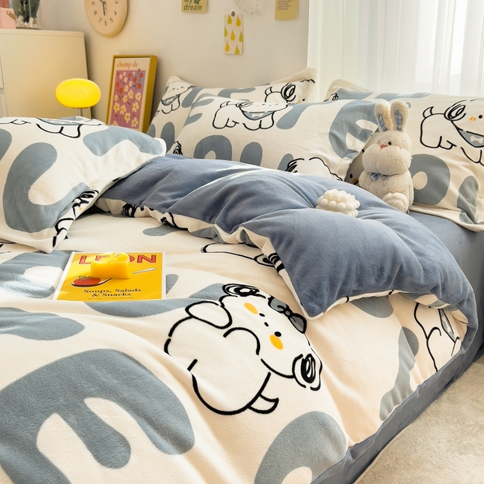 91家纺网 家纺一手货源 找家纺 全季家居2023新款小清新A类高克重加厚印花牛奶绒四件套 字母小狗