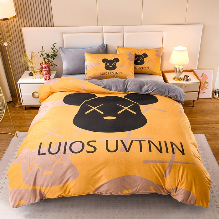 91家纺网 家纺一手货源 找家纺 爵仕家纺 2023新款暴力熊牛奶绒系列四件套 小黄熊