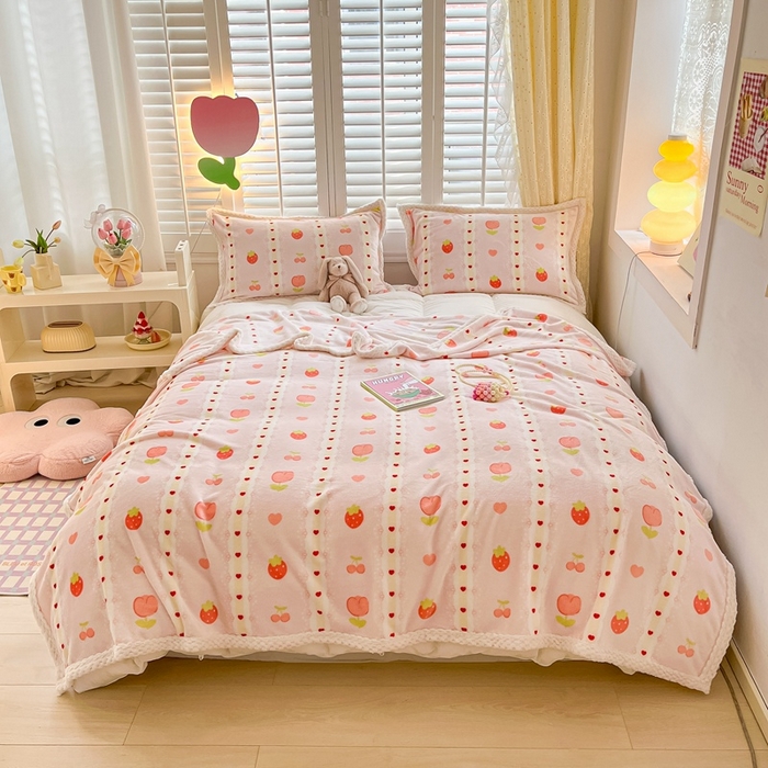 91家纺网 家纺一手货源 找家纺 川悦生活 2023新款双面240克宽边牛奶绒毯子 毛毯少女甜蜜