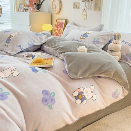 91家纺网 家纺一手货源 找家纺 全季家居2023新款小清新A类高克重加厚印花牛奶绒四件套 欢乐兔