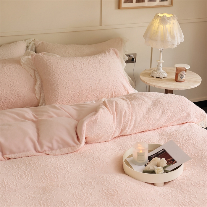 91家纺网 家纺一手货源 找家纺 柚子YOUTH 2023新款雪尼尔花边雕花绒四件套 奔赴 粉