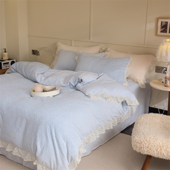 91家纺网 家纺一手货源 找家纺 柚子YOUTH 2023新款雪尼尔花边雕花绒四件套 奔赴 蓝