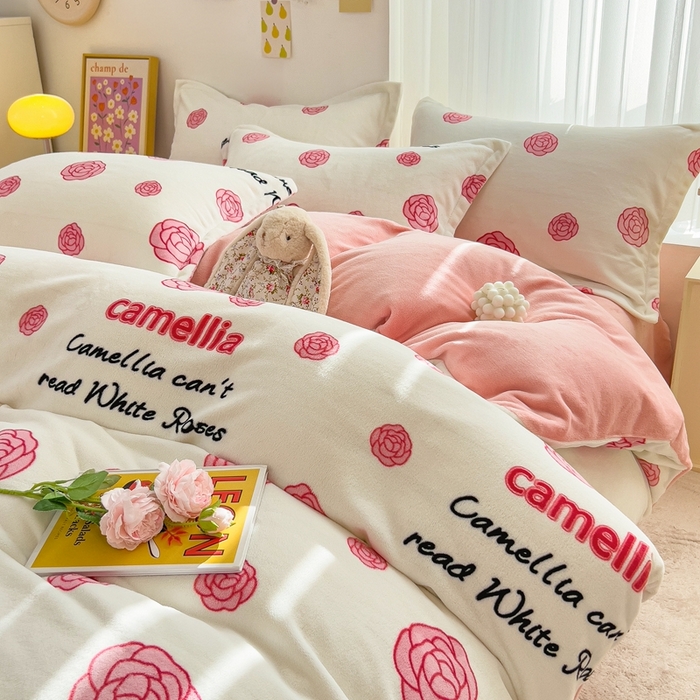 91家纺网 家纺一手货源 找家纺 全季家居2023新款小清新A类高克重加厚印花牛奶绒四件套 山茶花