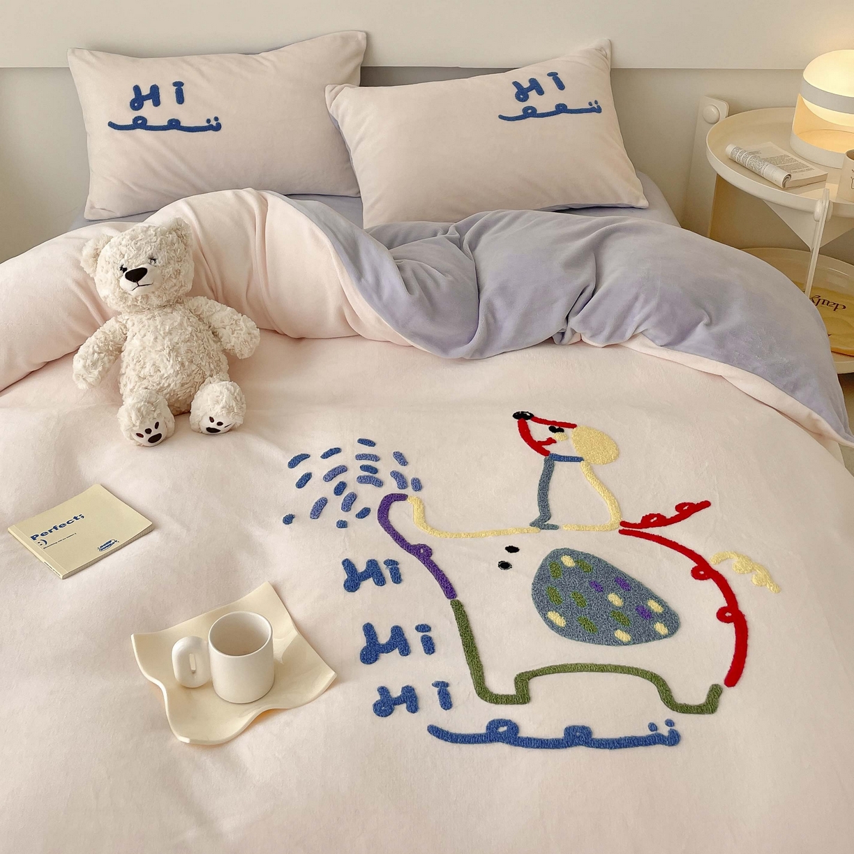 91家纺网 家纺一手货源 找家纺 玛奇朵 2023新款秋冬牛奶绒多巴胺彩色线条毛巾绣四件套 Hi 小象-粉