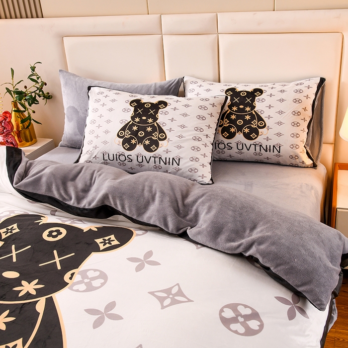 91家纺网 家纺一手货源 找家纺 爵仕家纺 2023新款暴力熊牛奶绒系列四件套 小黑熊