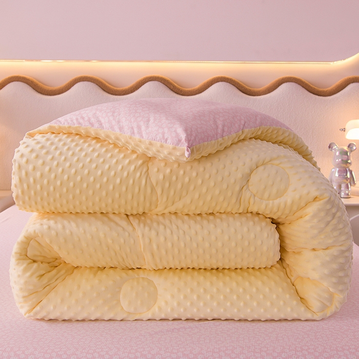 91家纺网 家纺一手货源 找家纺 圣楚家纺  2024新款豆豆绒保暖冬被 樱花点点