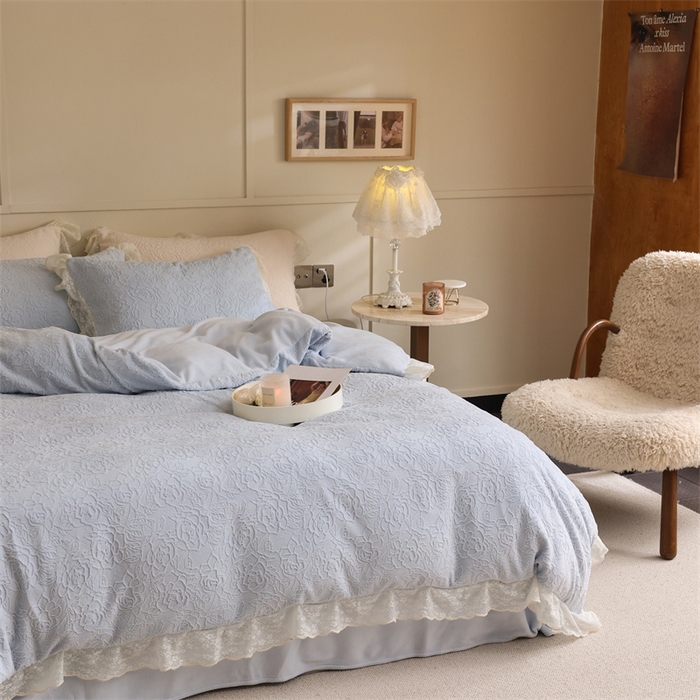 91家纺网 家纺一手货源 找家纺 柚子YOUTH 2023新款雪尼尔花边雕花绒四件套 奔赴 蓝