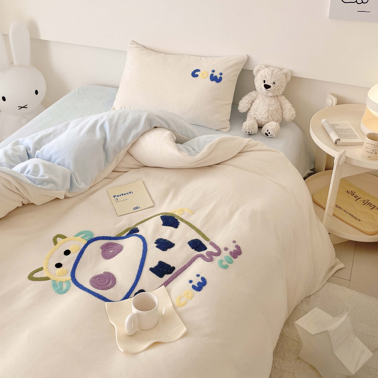 91家纺网 家纺一手货源 找家纺 玛奇朵 2023新款秋冬牛奶绒多巴胺彩色线条毛巾绣四件套 憨憨牛