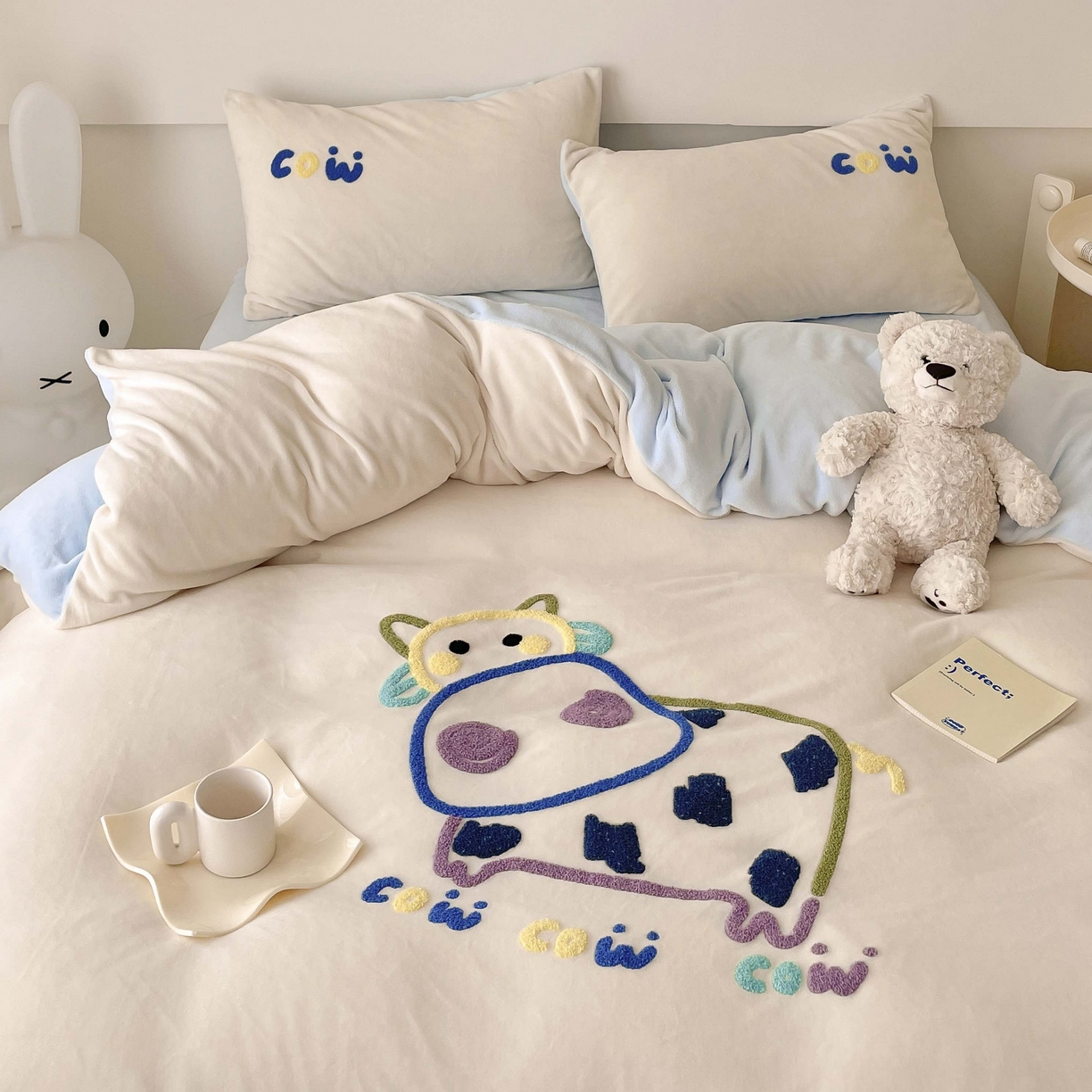 91家纺网 家纺一手货源 找家纺 玛奇朵 2023新款秋冬牛奶绒多巴胺彩色线条毛巾绣四件套 憨憨牛