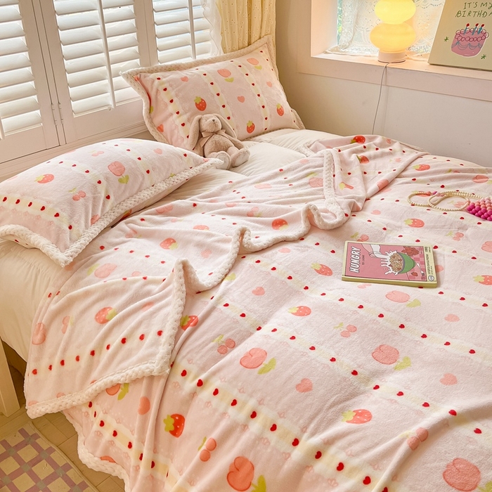 91家纺网 家纺一手货源 找家纺 川悦生活 2023新款双面240克宽边牛奶绒毯子 毛毯少女甜蜜