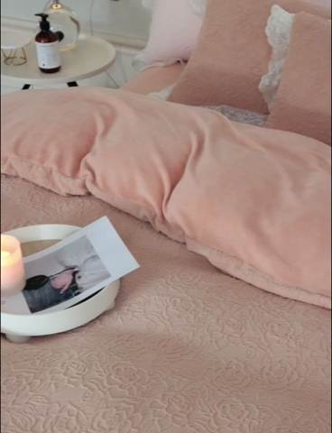 91家纺网 家纺一手货源 找家纺 柚子YOUTH 2023新款雪尼尔花边雕花绒四件套 奔赴 桔