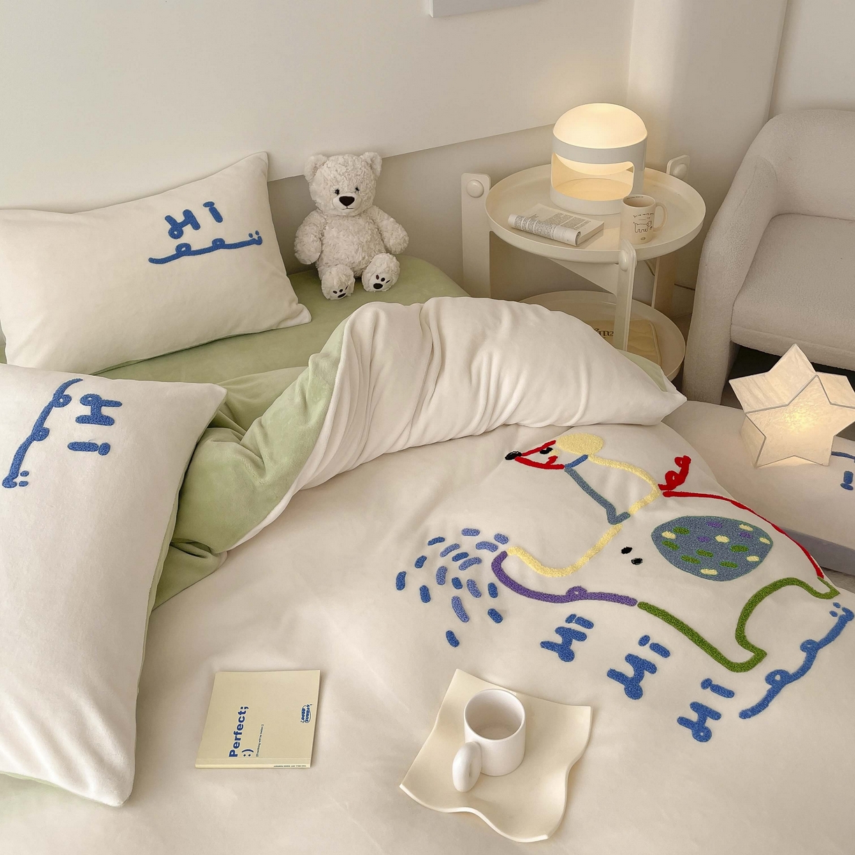 91家纺网 家纺一手货源 找家纺 玛奇朵 2023新款秋冬牛奶绒多巴胺彩色线条毛巾绣四件套 Hi 小象-米白