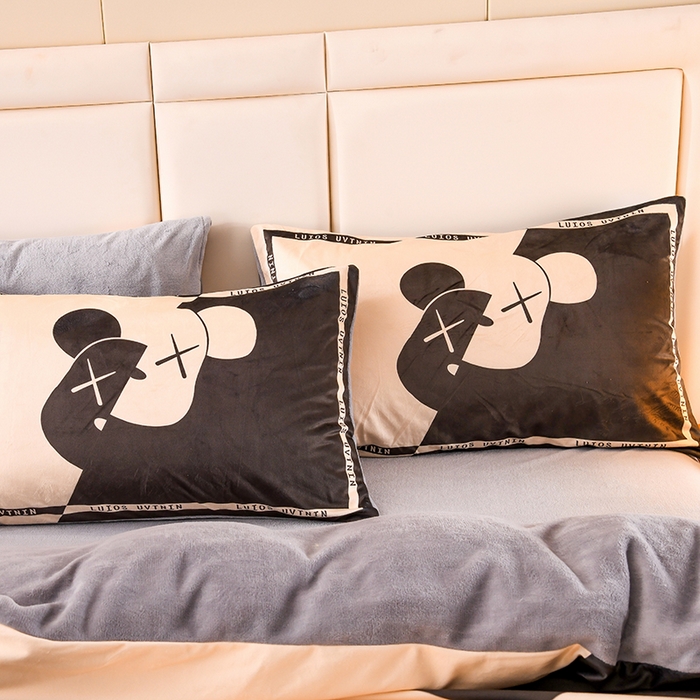 91家纺网 家纺一手货源 找家纺 爵仕家纺 2023新款暴力熊牛奶绒系列四件套 格调熊