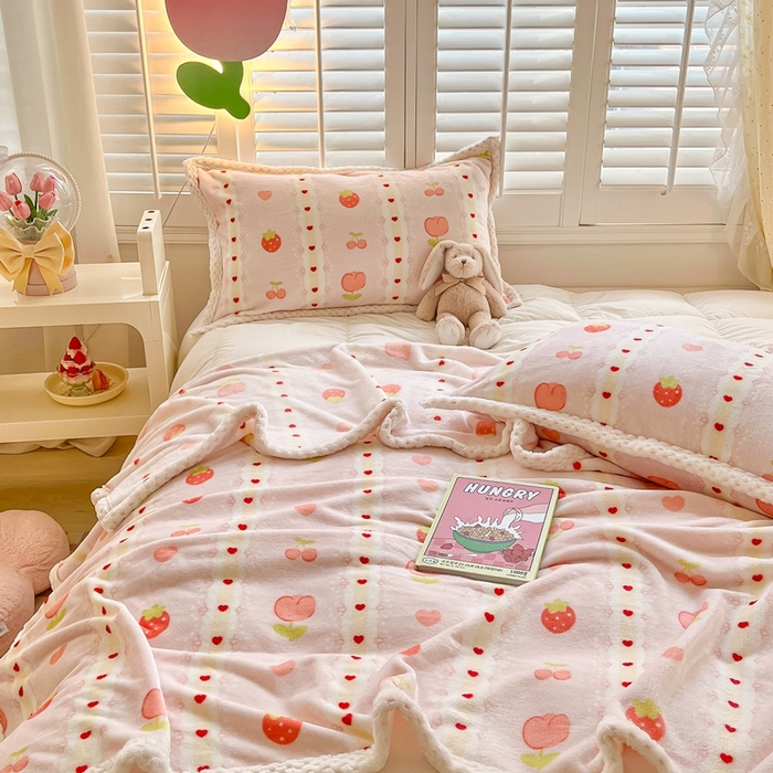 91家纺网 家纺一手货源 找家纺 川悦生活 2023新款双面240克宽边牛奶绒毯子 毛毯少女甜蜜