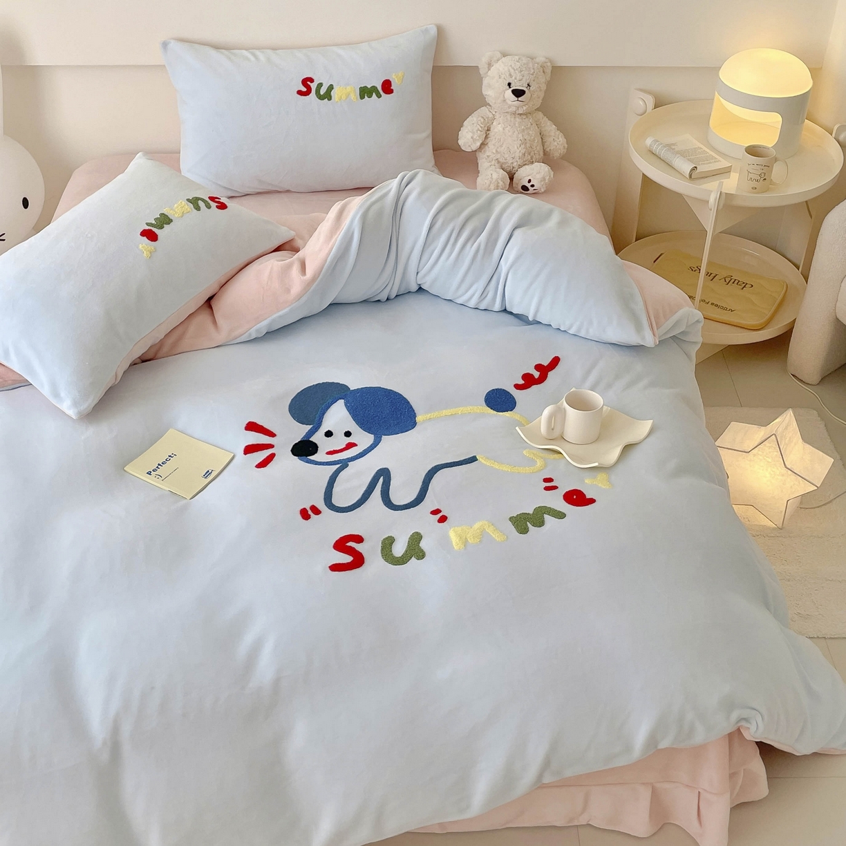 91家纺网 家纺一手货源 找家纺 玛奇朵 2023新款秋冬牛奶绒多巴胺彩色线条毛巾绣四件套 飞跃小狗-蓝