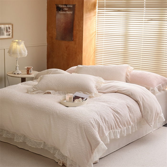 91家纺网 家纺一手货源 找家纺 柚子YOUTH 2023新款雪尼尔花边雕花绒四件套 奔赴 白