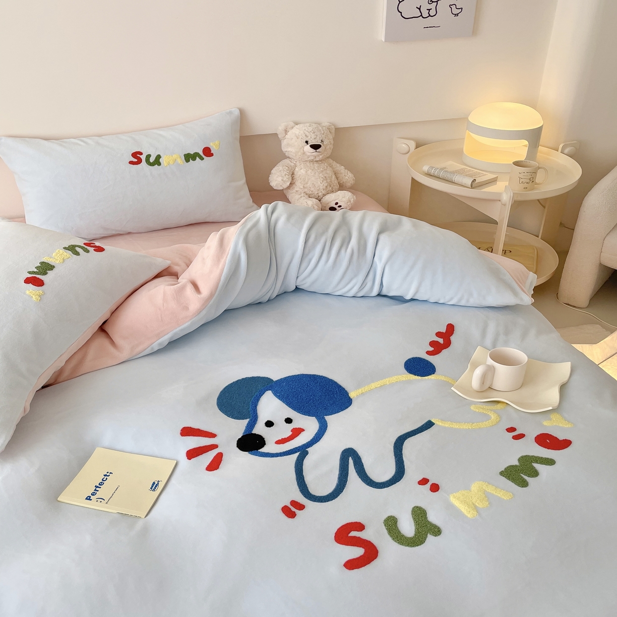 91家纺网 家纺一手货源 找家纺 玛奇朵 2023新款秋冬牛奶绒多巴胺彩色线条毛巾绣四件套 飞跃小狗-蓝