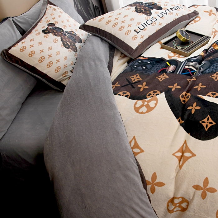 91家纺网 家纺一手货源 找家纺 爵仕家纺 2023新款暴力熊牛奶绒系列四件套 机械咖