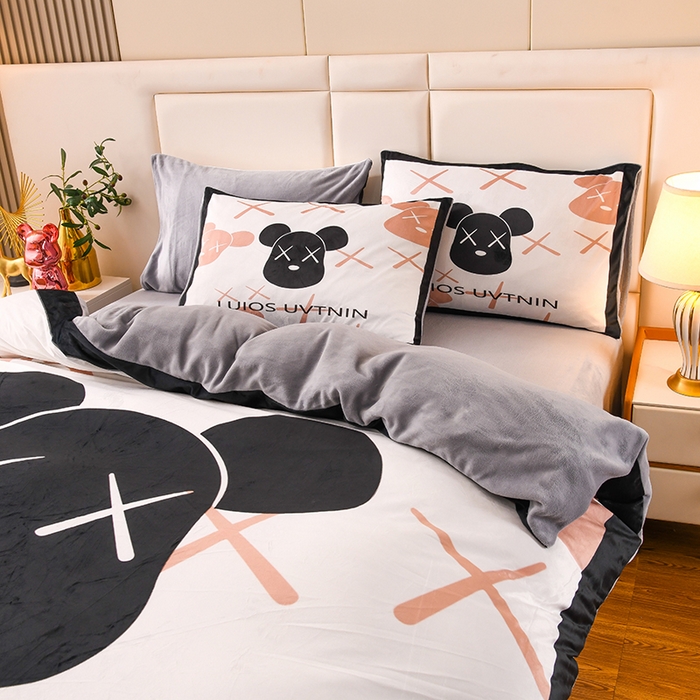 91家纺网 家纺一手货源 找家纺 爵仕家纺 2023新款暴力熊牛奶绒系列四件套 黑头熊