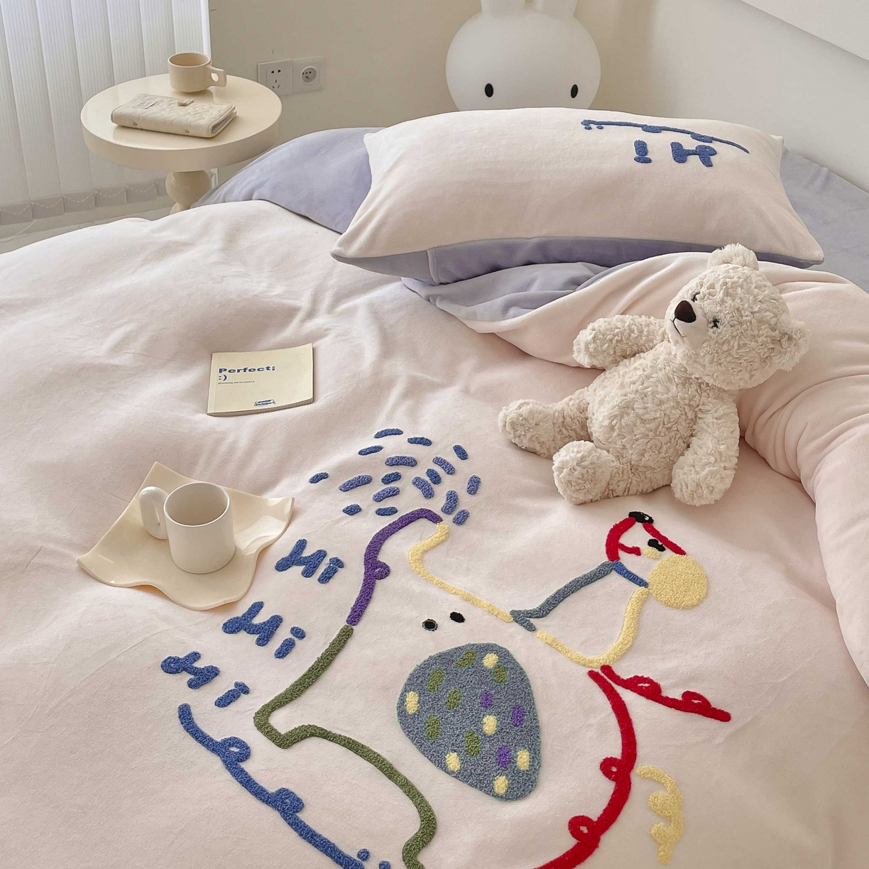 91家纺网 家纺一手货源 找家纺 玛奇朵 2023新款秋冬牛奶绒多巴胺彩色线条毛巾绣四件套 Hi 小象-粉