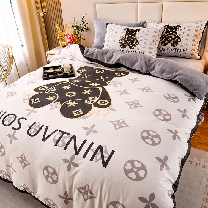 91家纺网 家纺一手货源 找家纺 爵仕家纺 2023新款暴力熊牛奶绒系列四件套 小黑熊