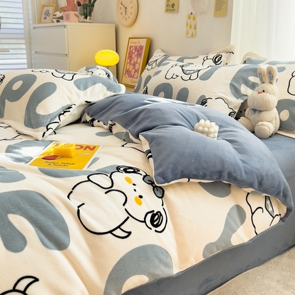 91家纺网 家纺一手货源 找家纺 全季家居2023新款小清新A类高克重加厚印花牛奶绒四件套 字母小狗