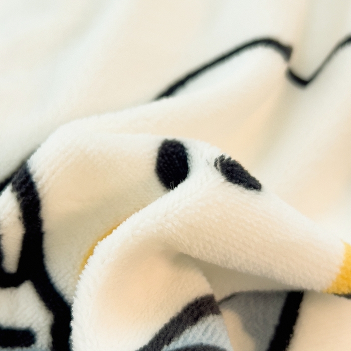 91家纺网 家纺一手货源 找家纺 全季家居2023新款小清新A类高克重加厚印花牛奶绒四件套 字母小狗