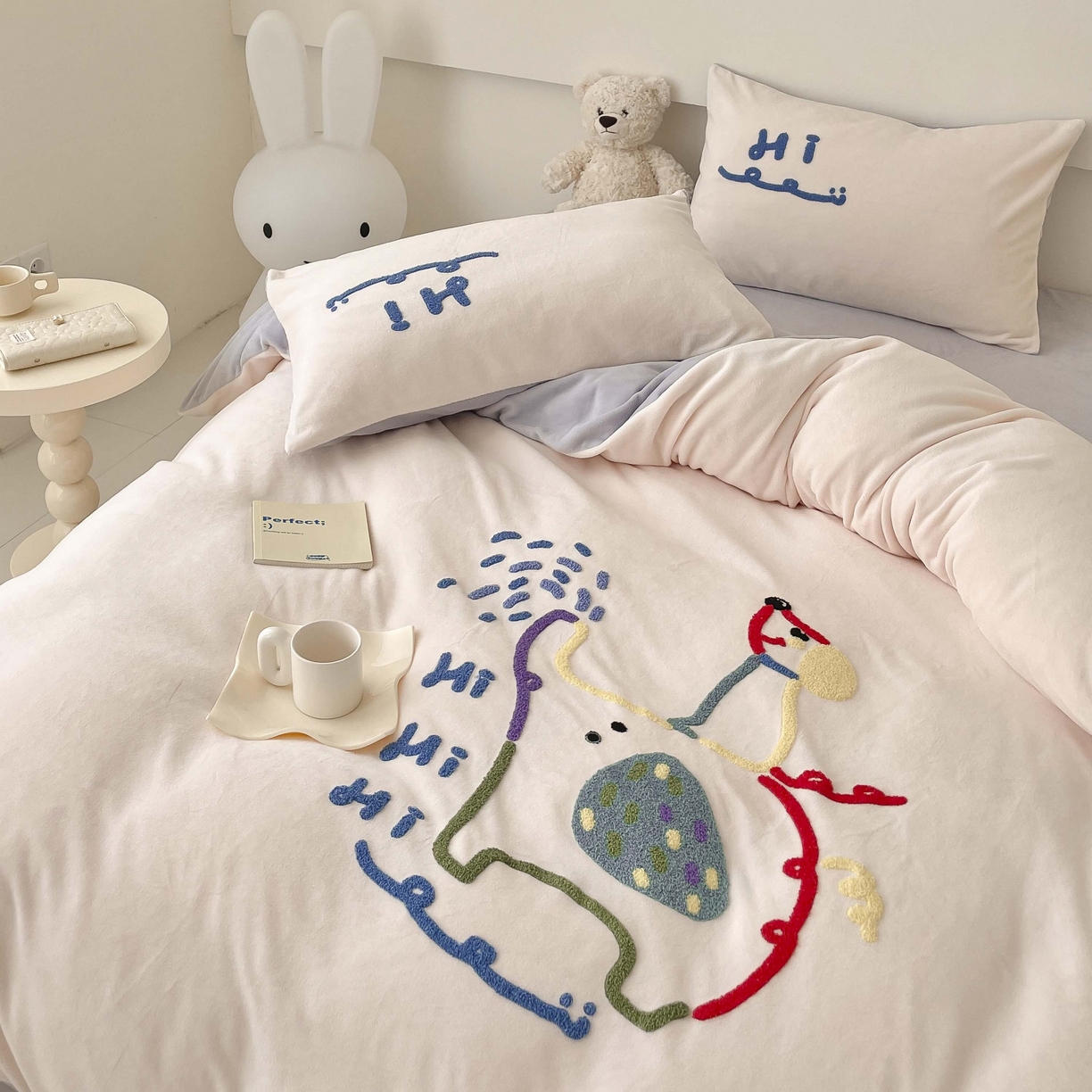 91家纺网 家纺一手货源 找家纺 玛奇朵 2023新款秋冬牛奶绒多巴胺彩色线条毛巾绣四件套 Hi 小象-粉