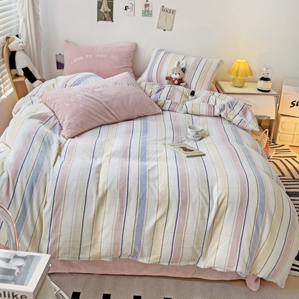 91家纺网 家纺一手货源 找家纺 山茶家纺 2023新款高克重牛奶绒印花四件套 条纹 粉