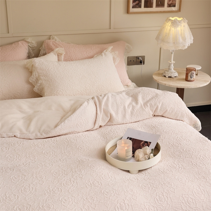 91家纺网 家纺一手货源 找家纺 柚子YOUTH 2023新款雪尼尔花边雕花绒四件套 奔赴 白