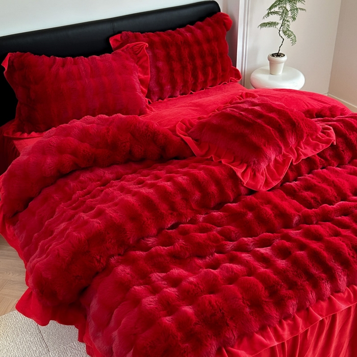 91家纺网 家纺一手货源 找家纺 淑女公社家纺 2024新款580克高克重仿皮草獭兔毛绒大泡泡四件套牛奶绒床裙款 兔兔绒 大红