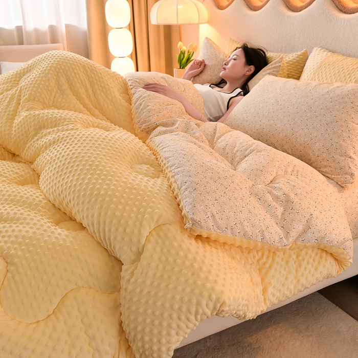 91家纺网 家纺一手货源 找家纺 圣楚家纺  2024新款豆豆绒保暖冬被 小睡棉黄