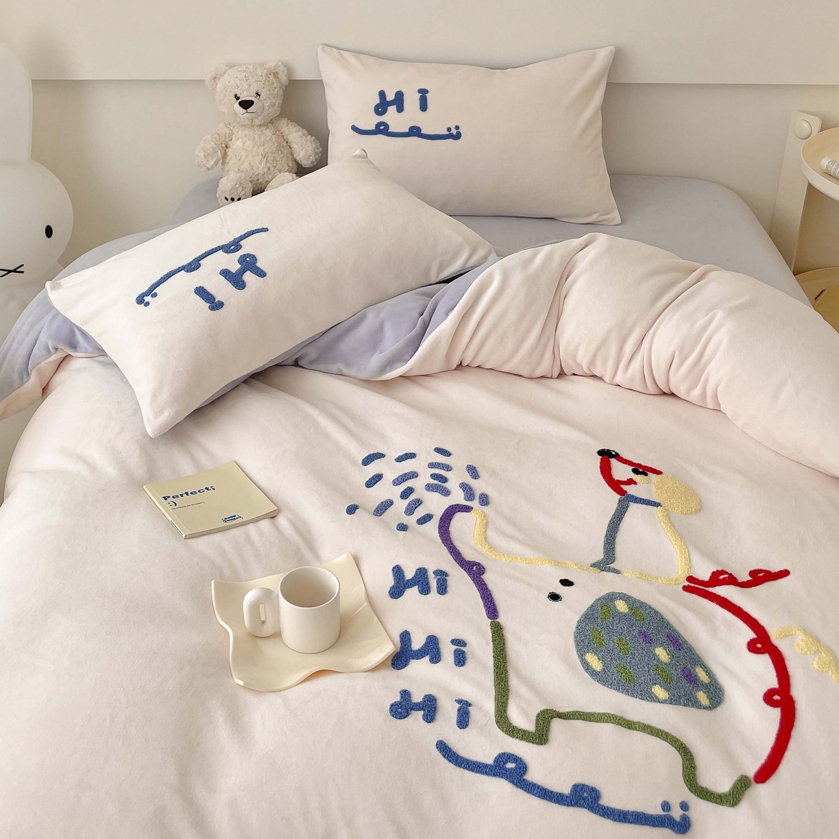 91家纺网 家纺一手货源 找家纺 玛奇朵 2023新款秋冬牛奶绒多巴胺彩色线条毛巾绣四件套 Hi 小象-粉