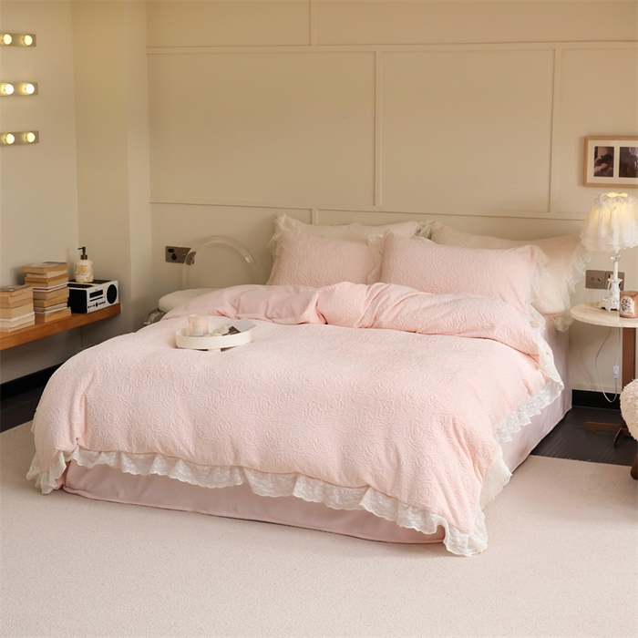 91家纺网 家纺一手货源 找家纺 柚子YOUTH 2023新款雪尼尔花边雕花绒四件套 奔赴 粉