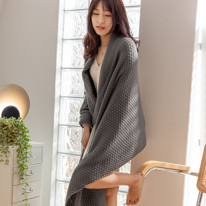 91家纺网 家纺一手货源 找家纺 朴尔家纺 2023新款北欧纳维亚系列日光流苏针织毯 深灰色