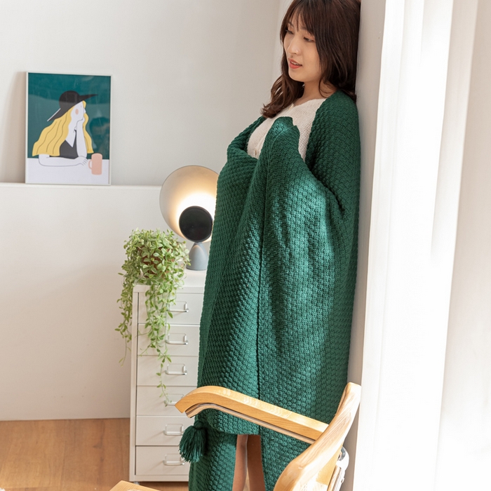 91家纺网 家纺一手货源 找家纺 朴尔家纺 2023新款北欧纳维亚系列日光流苏针织毯 墨绿色